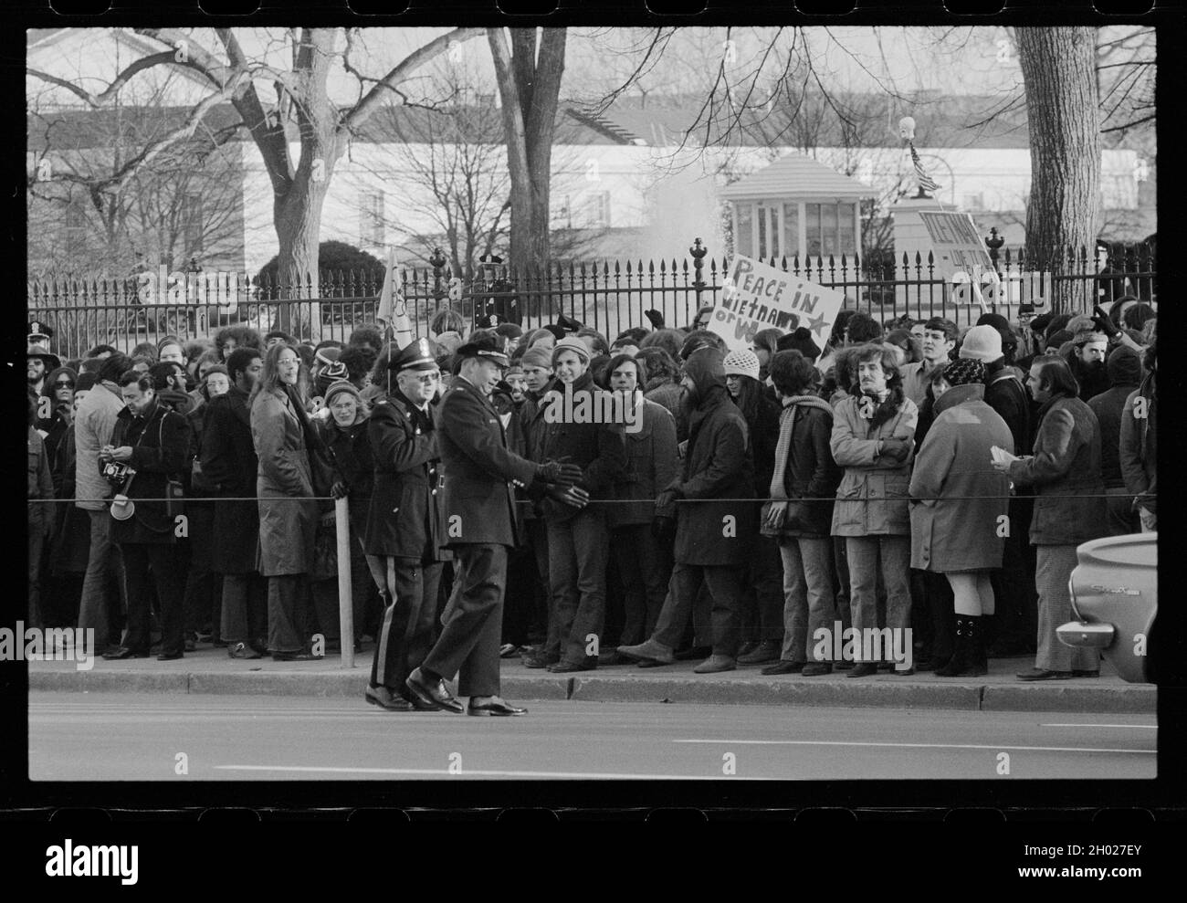 Manifestantes contra la guerra de Vietnam se manifiestan frente a la Casa Blanca, Washington, DC, 2/10/1971. Foto de Warren K. Leffler. Foto de stock