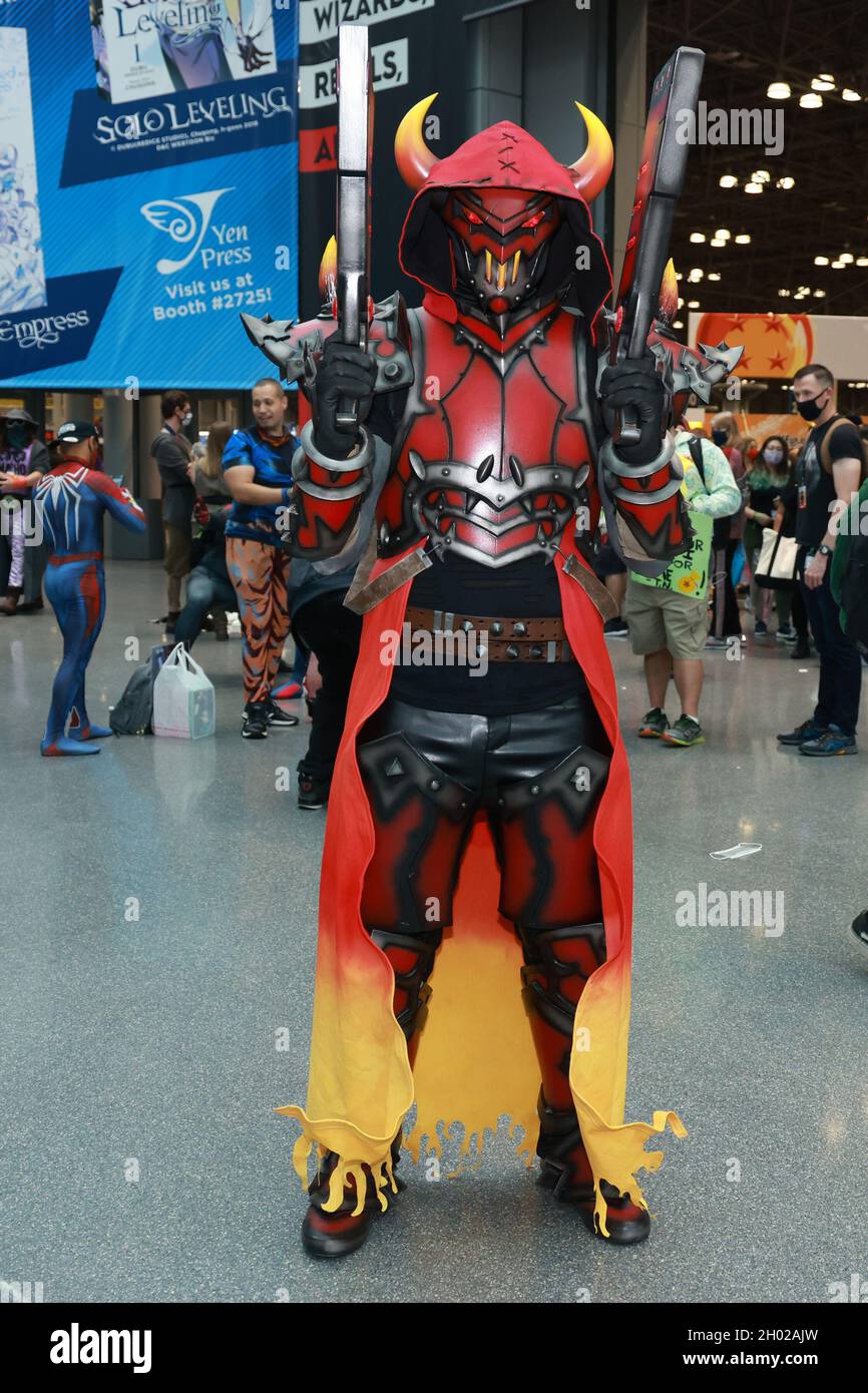 Nueva York, N.Y/USA – 9th de octubre de 2021: Un cosplayer está vestido  como Reaper de Overwatch asiste al Comic Con 2021. Crédito: Gordon  Donovan/Alamy Live News Fotografía de stock - Alamy