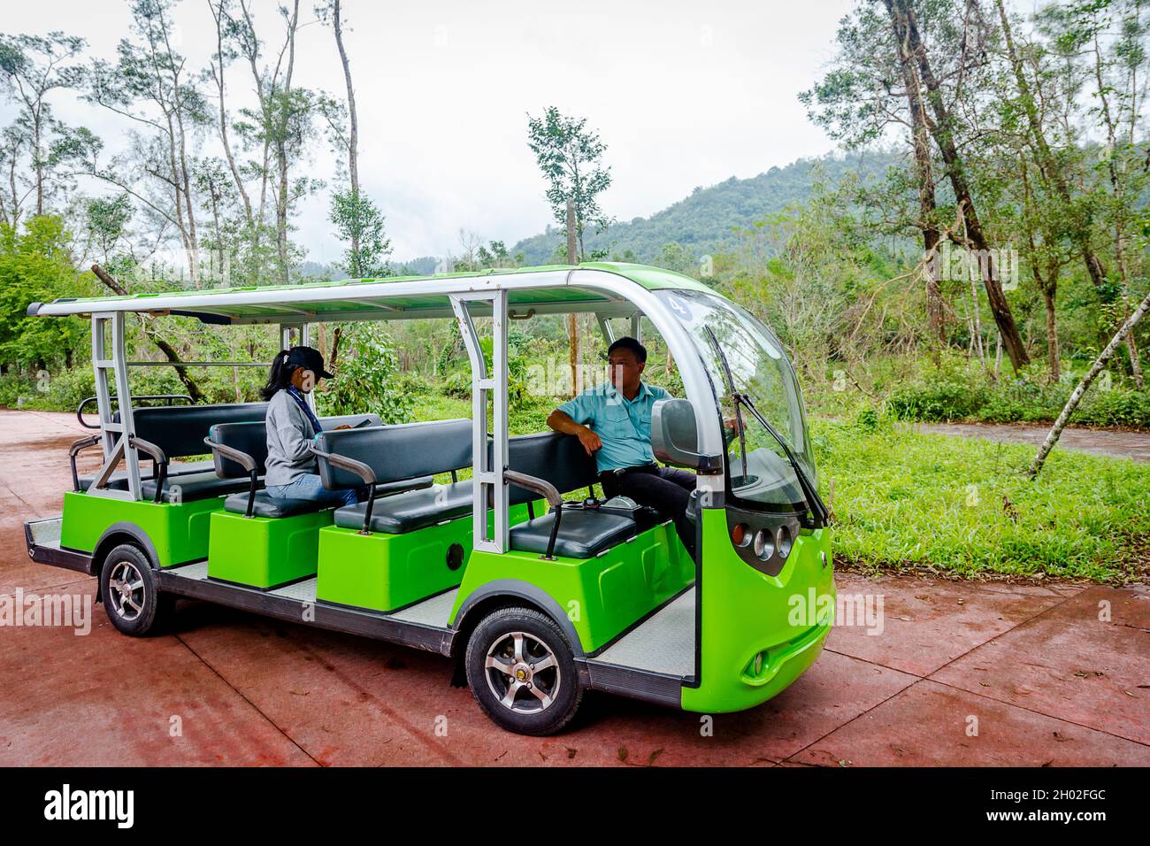 Conductor de autobús con un pasajero en la zona de entrada de My Son. Foto de stock