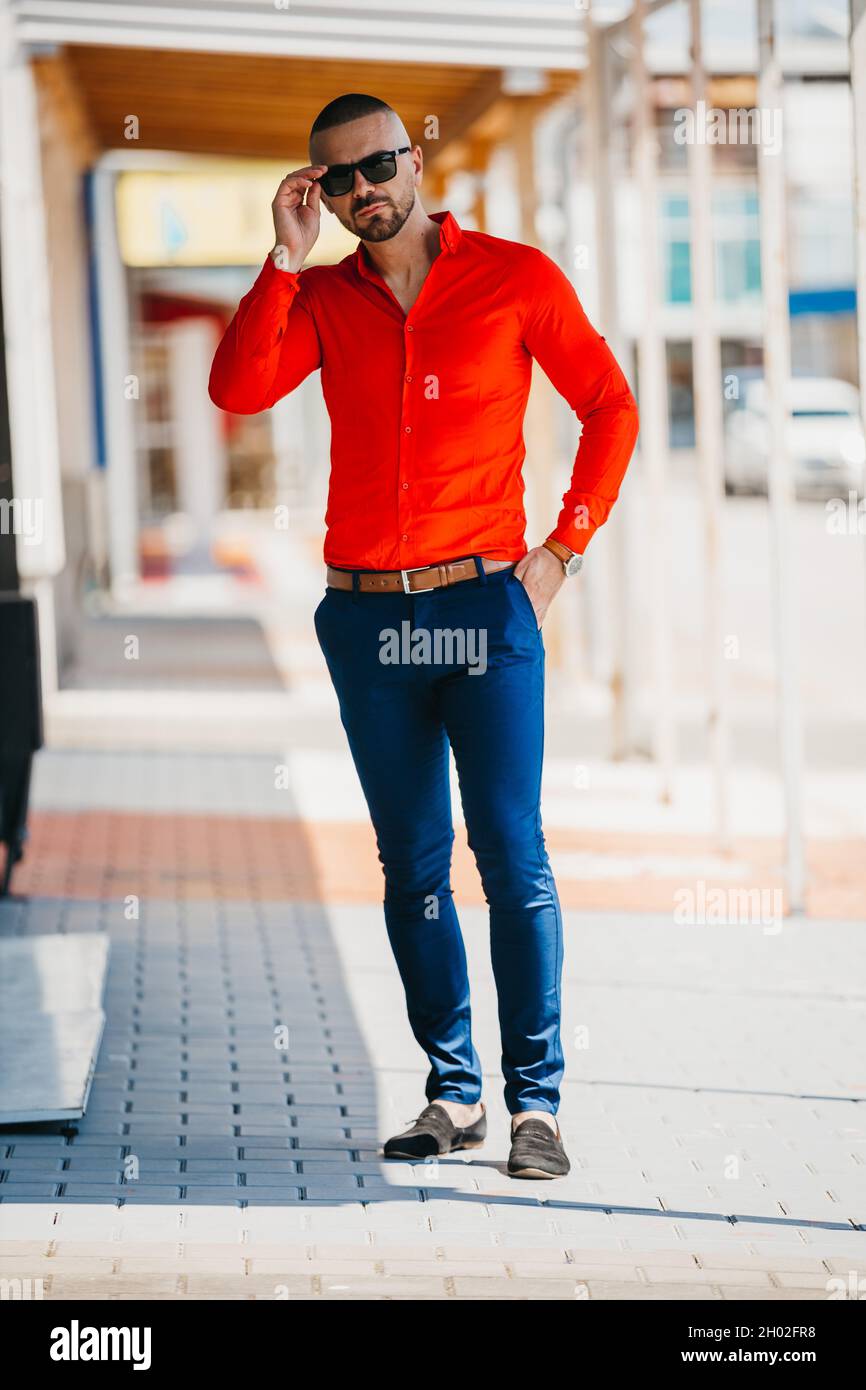 caucásico fresco guapo que lleva una elegante camisa y gafas de sol posando aire libre Fotografía de stock - Alamy