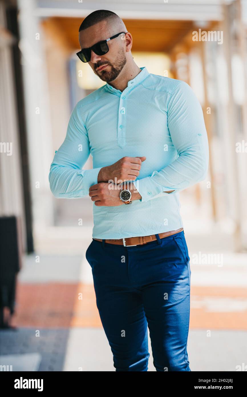 Hombre caucásico fresco guapo lleva una elegante camisa claro y gafas de sol al aire libre Fotografía de stock - Alamy