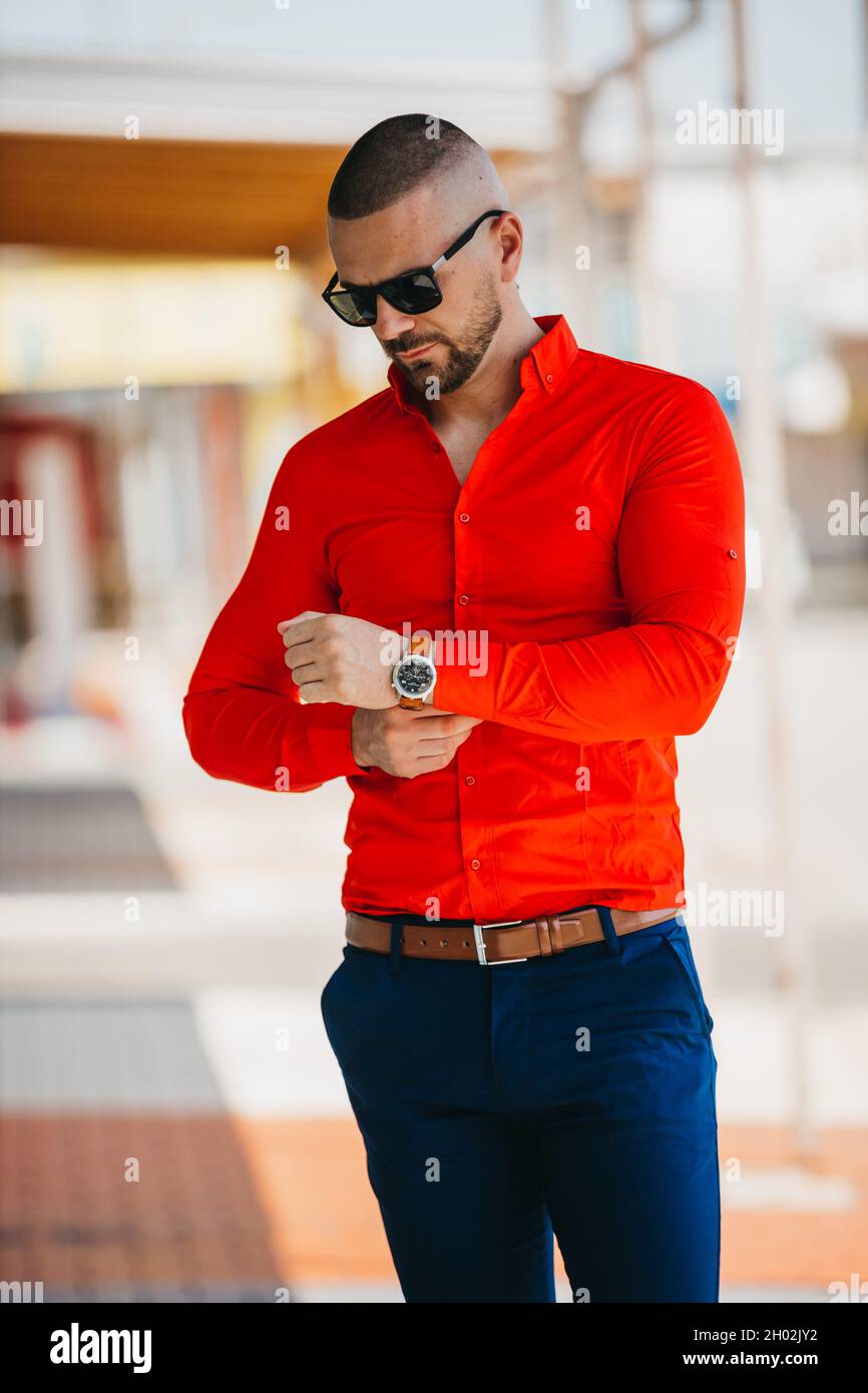 Hombre cauc sico fresco guapo que lleva una elegante camisa roja y