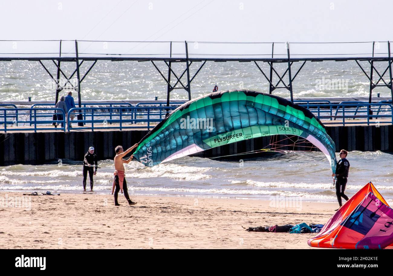 St Joseph MI USA, 26 de septiembre de 2021; la gente desarrolla una cometa en las orillas del Lago Michigan, preparándose para un día de surf Kite Foto de stock