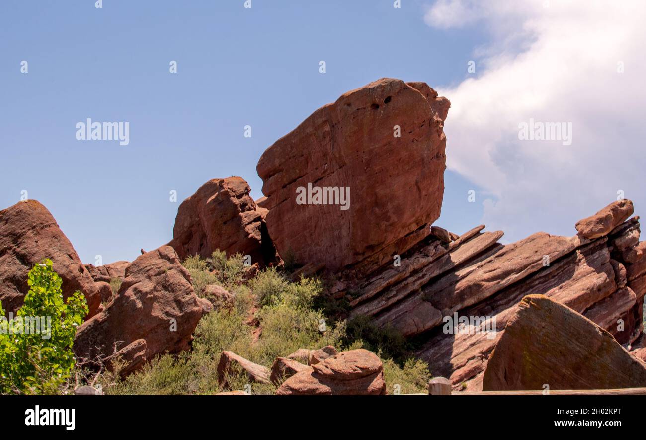 Las capas de arenisca crean pasos hacia los cielos en este bonito parque de Colorado llamado parque de rocas rojas. Foto de stock
