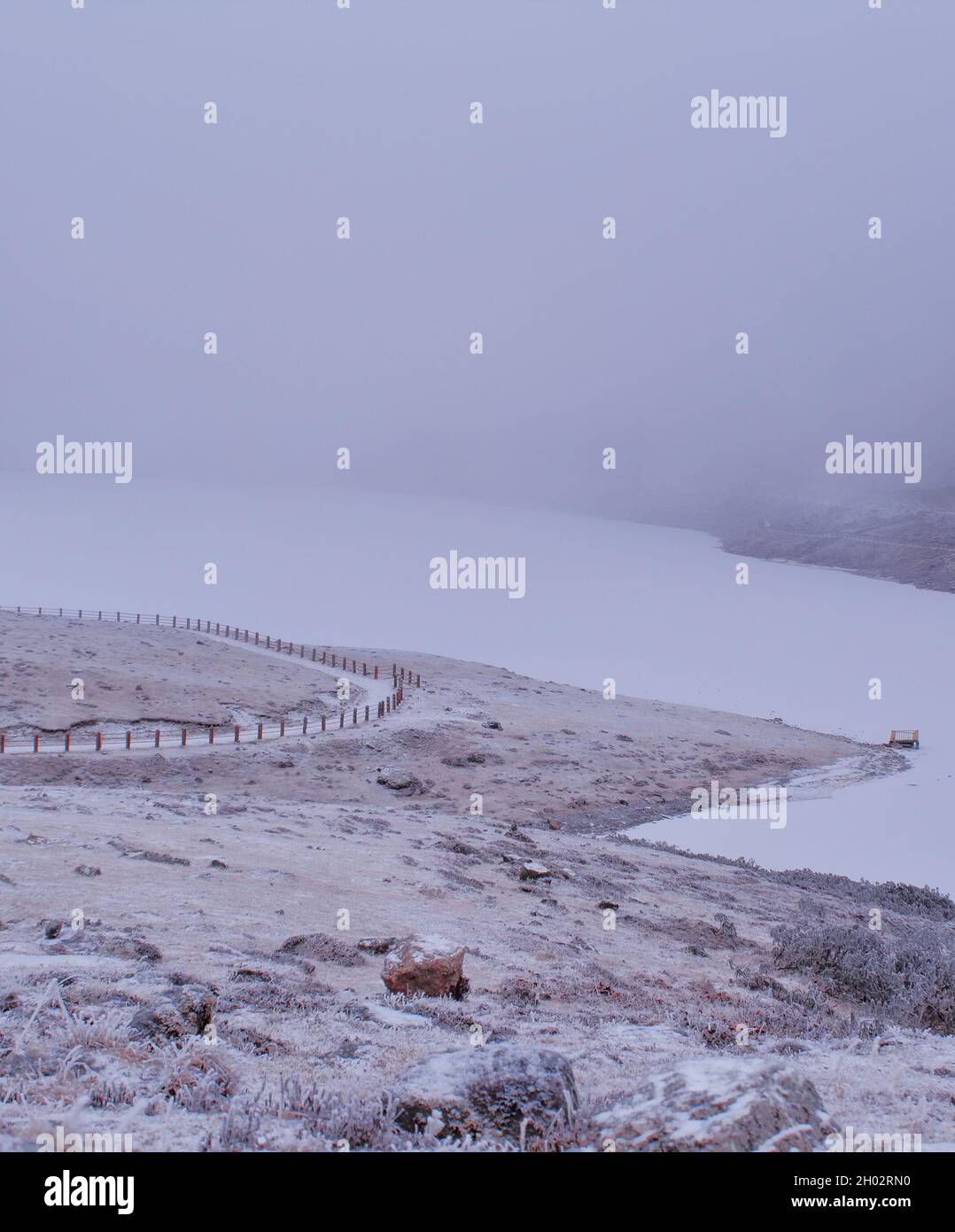 lago sela congelado en invierno cerca de tawang en arunachal pradesh, noreste de la india Foto de stock