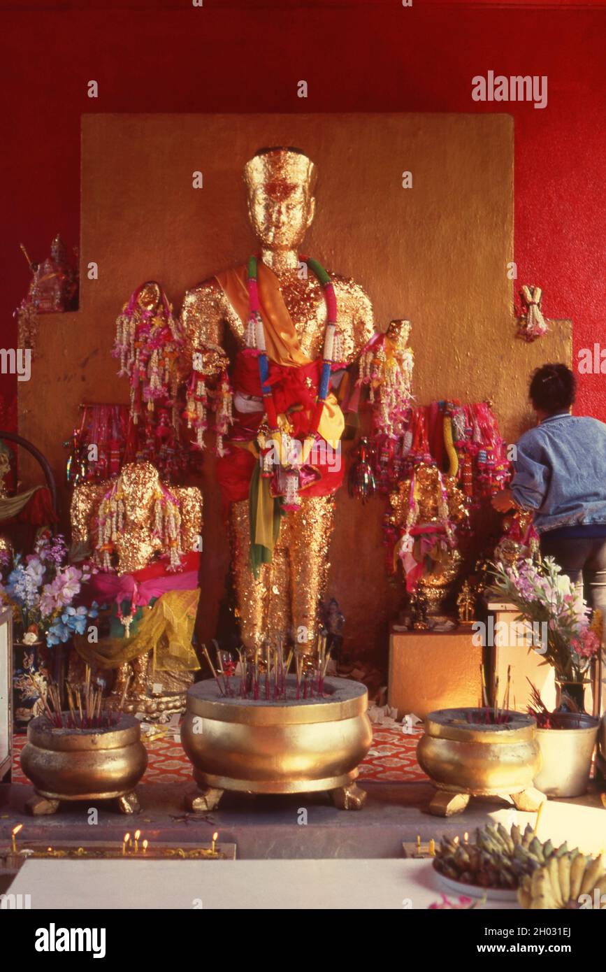 Tailandia: Una estatua de Vishnu de cuatro brazos con una cabeza de Buda más tarde en el santuario budista hindú de San Phra Kan, Lopburi. El casco antiguo de Lopburi se remonta a la época de Dvaravati (siglo 6th - 13th). Originalmente era conocido como Lavo o Lavapura. Después de la fundación del reino de Ayutthaya en el siglo 15th, Lopburi fue un bastión de los gobernantes de Ayutthaya. Más tarde se convirtió en una nueva capital real durante el reinado del rey Narai el Grande del reino de Ayutthaya a mediados del siglo 17th. Foto de stock