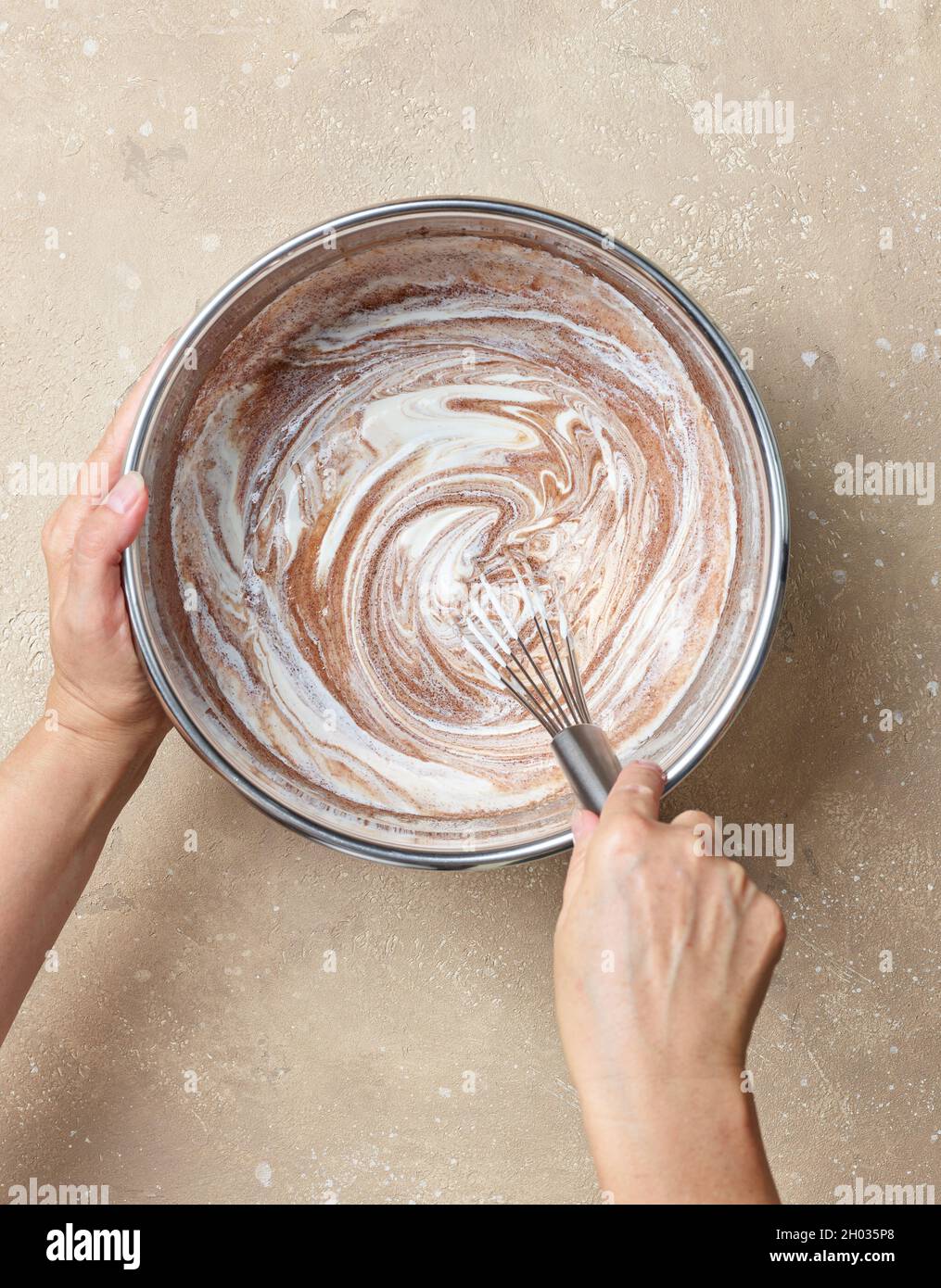 proceso de elaboración de masa de pastel de chocolate, mezcla de yogur en  la masa, vista superior Fotografía de stock - Alamy