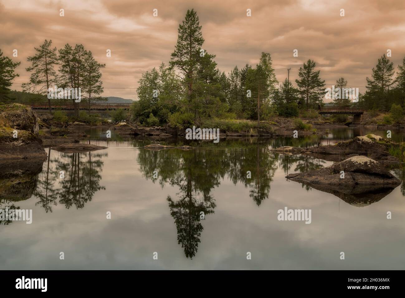lago, rocas y un paisaje forestal en Suecia Foto de stock