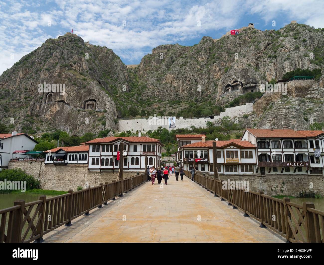 Puente bajo Amasya. Casas históricas y restaurantes junto al río. Imagen del castillo y las tumbas históricas de las rocas. Foto de stock
