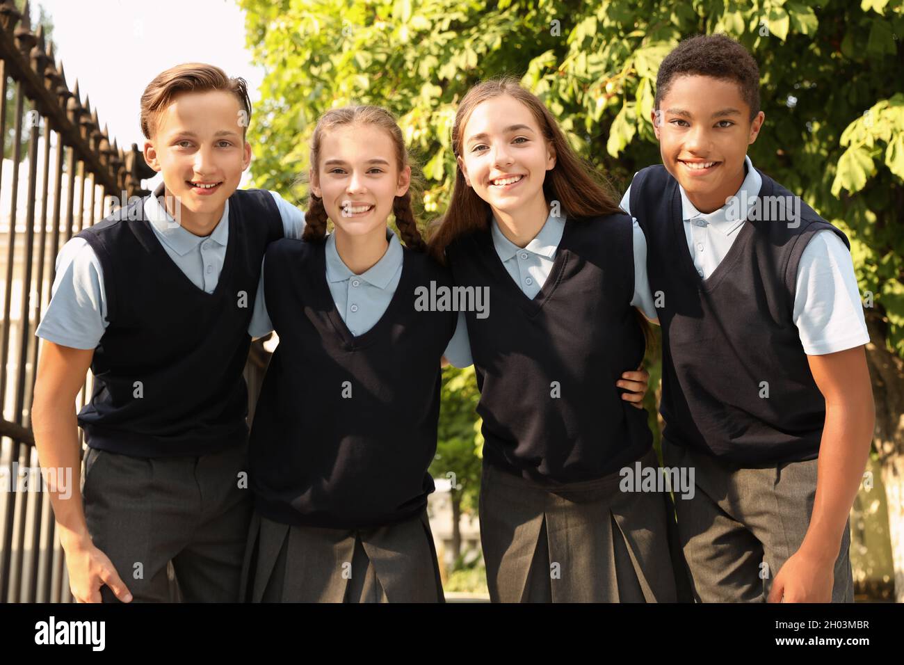 Estudiantes adolescentes en uniforme escolar elegante al aire libre  Fotografía de stock - Alamy