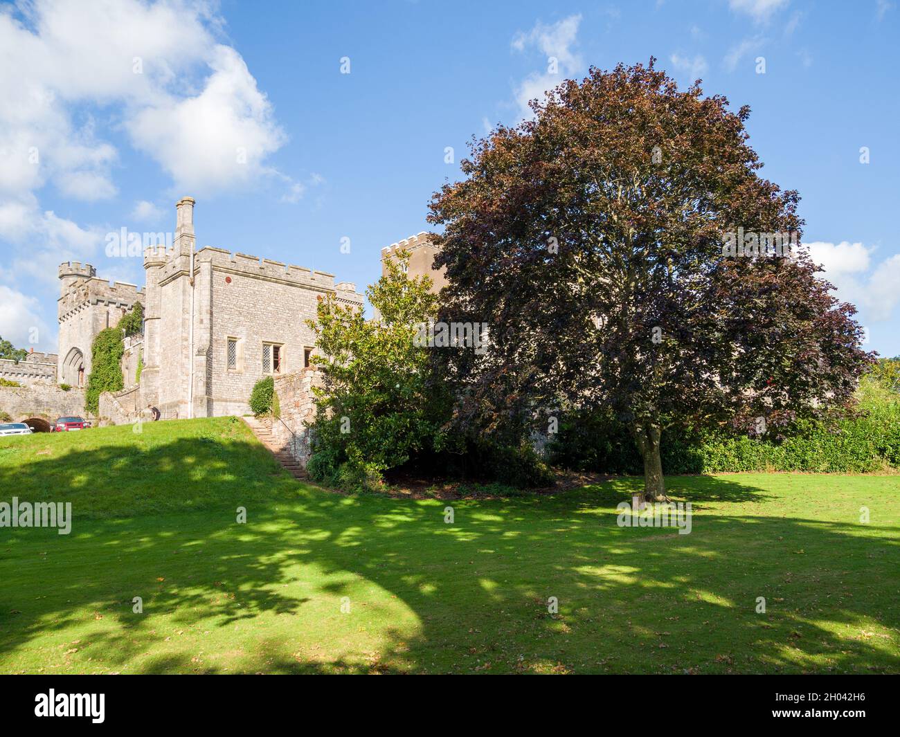 Jardines históricos y el castillo en el sureste de Devon. Foto de stock