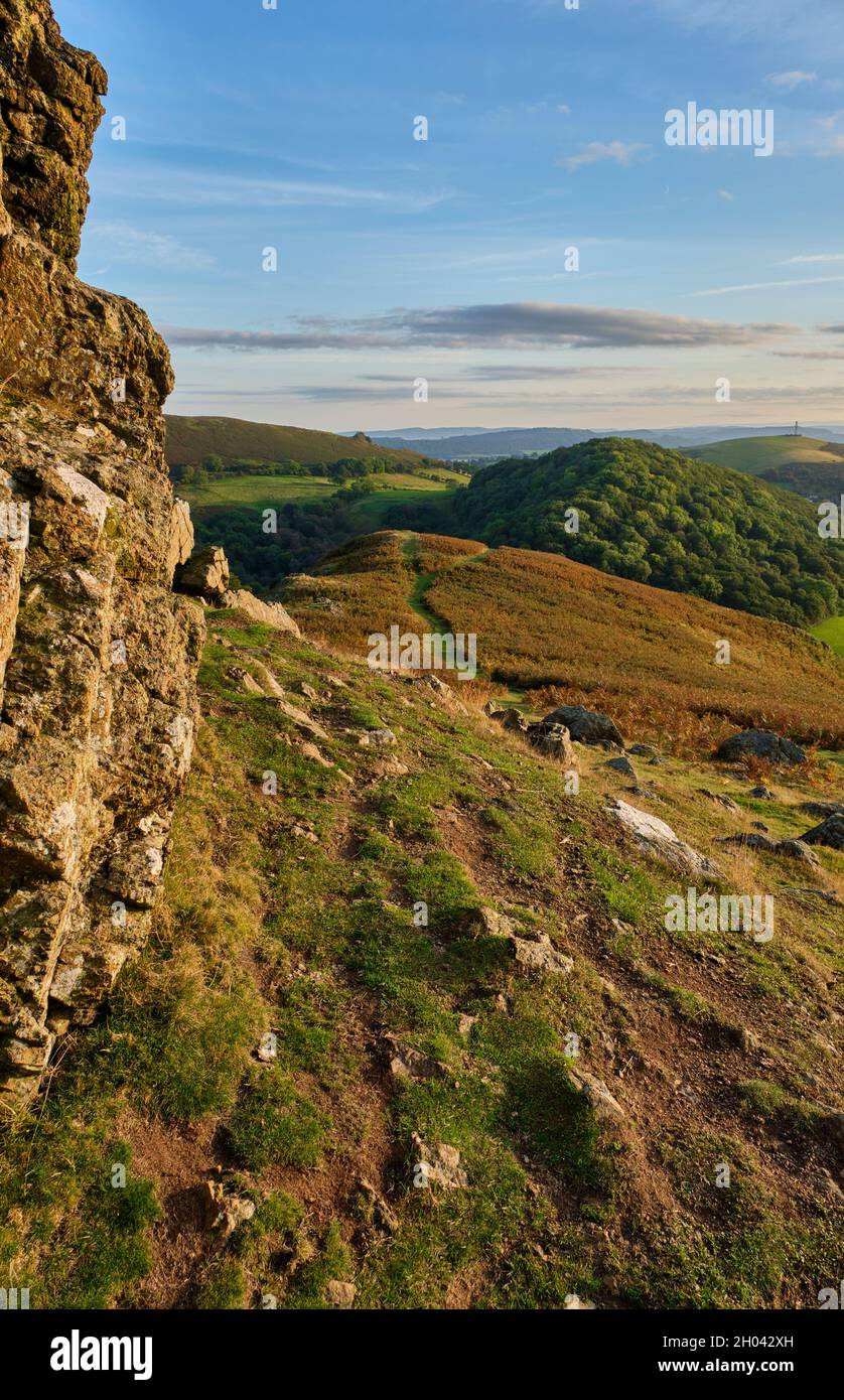 La Piedra Gaer, Helmeth Hill y Hazler Hill vistos desde Three Fingers Rock, Caer Caradoc, Church Stretton, Shropshire Foto de stock