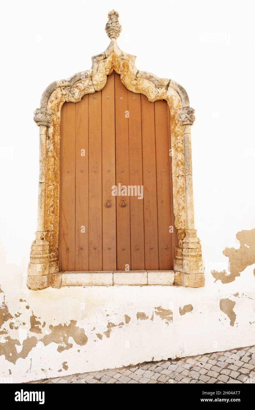 Ventana de estilo Manueline en el casco antiguo de Silves, Algarve, Portugal Foto de stock