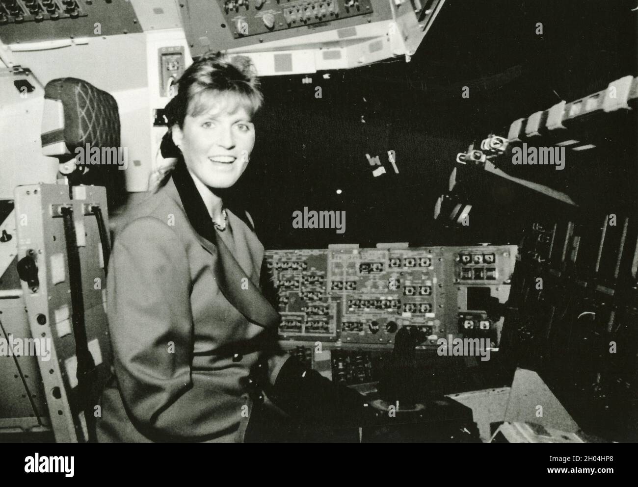 Duquesa Británica de York Sarah Fergusson sentada en la entrenadora del transbordador espacial en NASA, USA 1989 Foto de stock