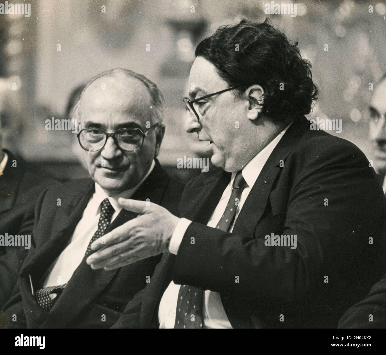 El ministro italiano de Asuntos Exteriores Gianni De Michelis (derecha) y el político Antonio Gava, 1980s Foto de stock