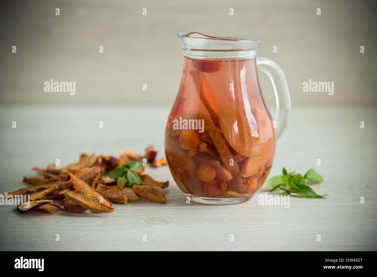 compota fresca y dulce hervida a partir de varias frutas secas, en una  jarra de cristal Fotografía de stock - Alamy