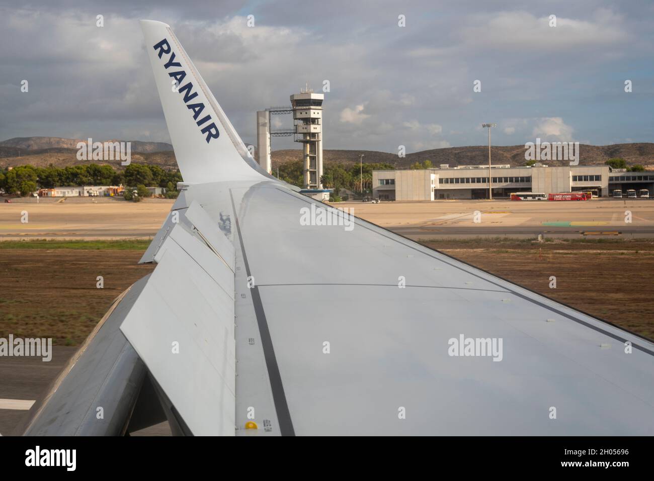 Avión de pasajeros de Ryanair y winglet de marca después de aterrizar en el  aeropuerto de Alicante Elche en España. Vuelo desde el aeropuerto de  Southend. Spoilers desplegados Fotografía de stock -