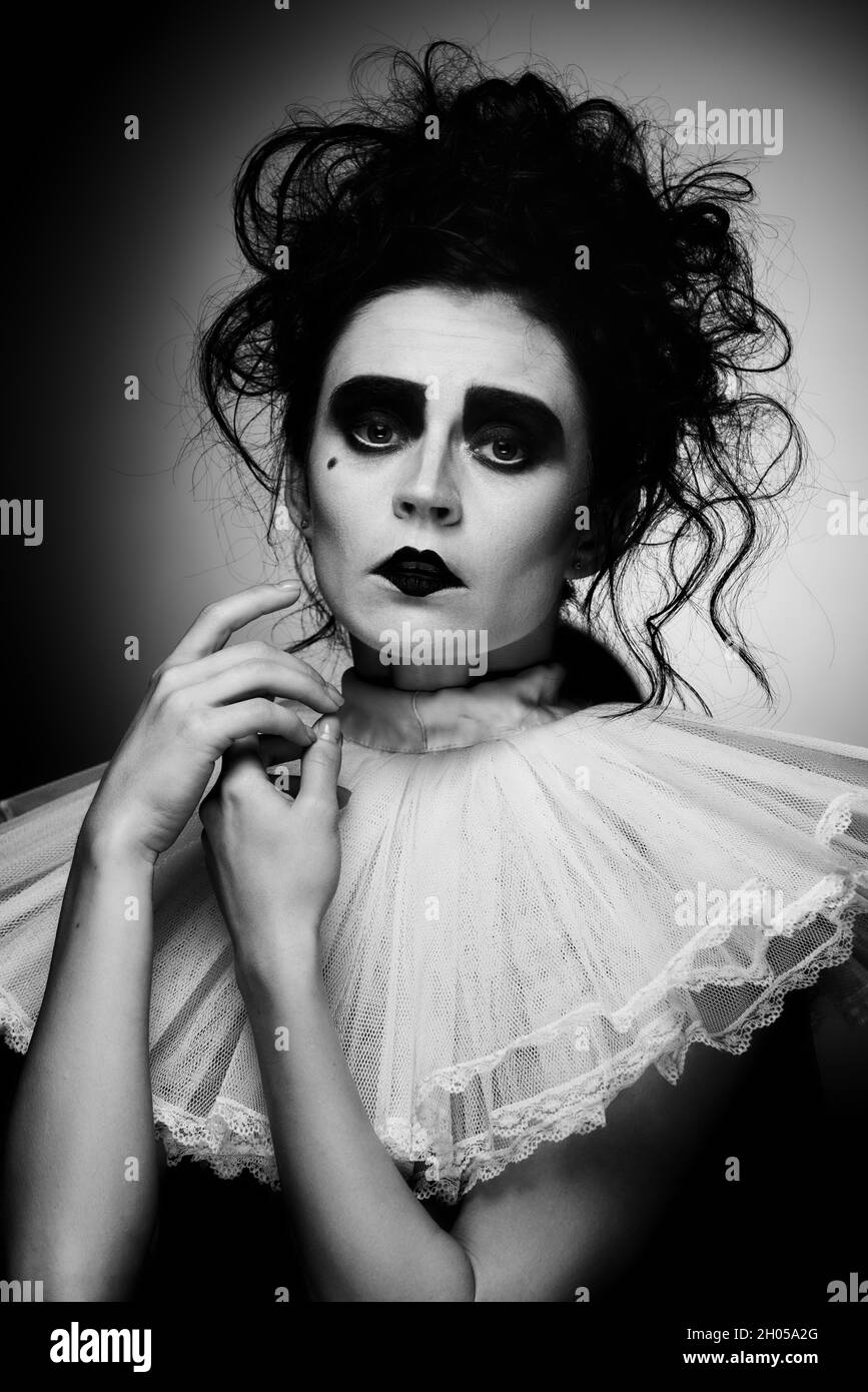Retrato recortado en blanco y negro de una hermosa mujer artística con  traje oscuro aislado sobre fondo negro. Fiesta de Halloween Fotografía de  stock - Alamy