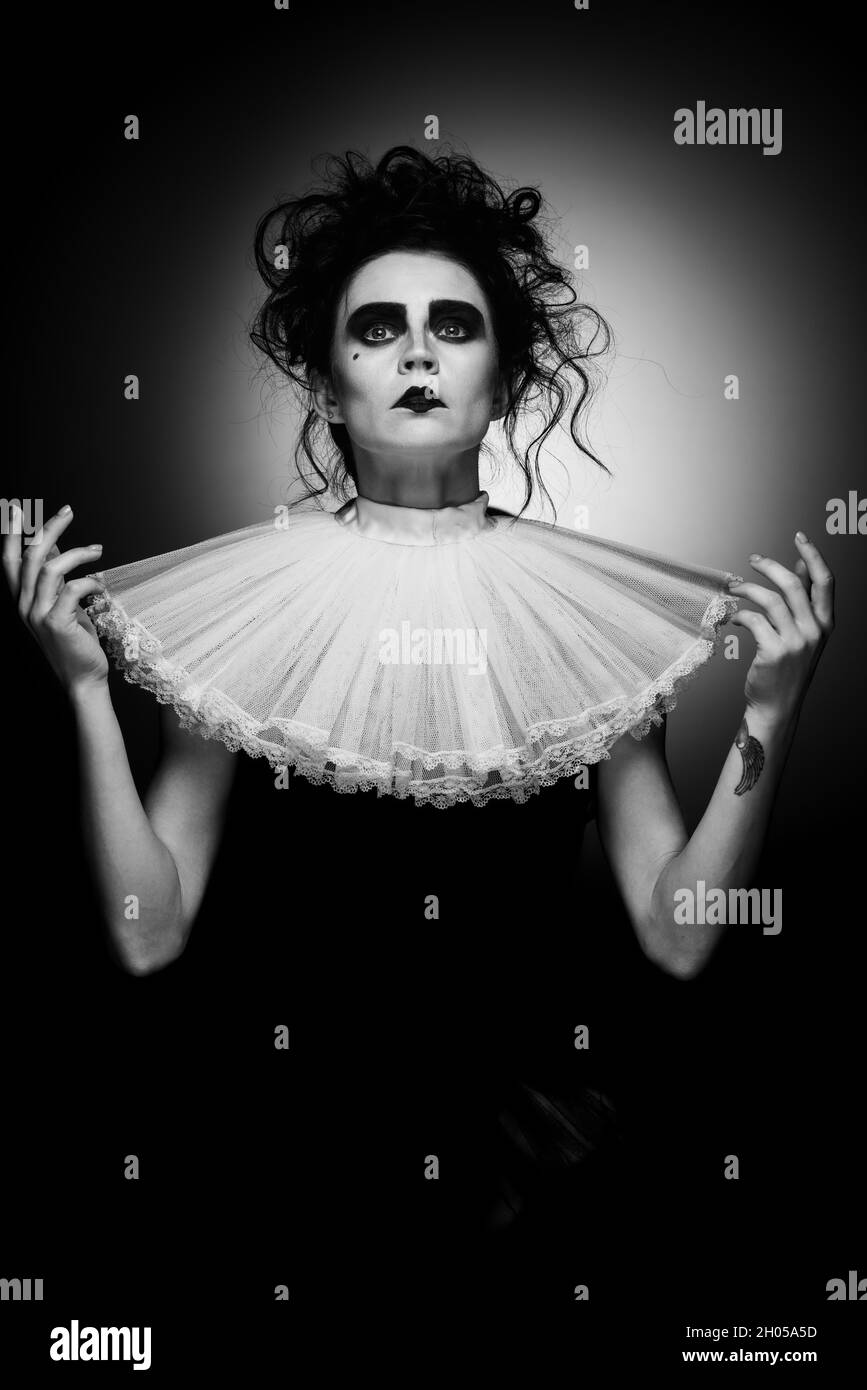 Imagen recortada en blanco y negro de una mujer artística con traje de  fiesta de Halloween con maquillaje oscuro aislado sobre fondo negro  Fotografía de stock - Alamy