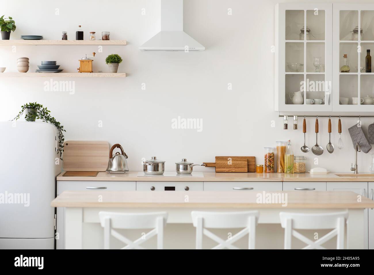 Nevera grande blanca para el hogar en un interior minimalista