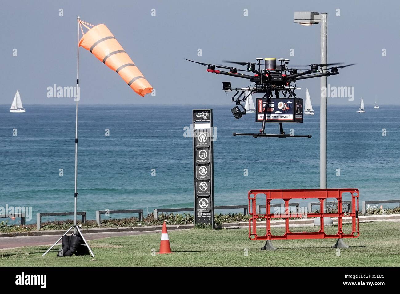 Tel Aviv, Israel. 11th de octubre de 2021. La Autoridad de Innovación de Israel (IIA), las autopistas de Ayalon, el Ministerio de Transporte y la Autoridad de Aviación Civil llevan a cabo conjuntamente una demostración del proyecto INDI, la Iniciativa Nacional de Drones de Israel, En la etapa tres de ocho de un plan de dos años para crear una red nacional de malla de aviones teledirigidos que transportan cargas útiles en un espacio aéreo gestionado que implementa un sistema de control autónomo operado en los Centros de Sistemas Aéreos no tripulados de Ayalon Roads. La tercera etapa comprende 3.000 incursiones sobre la zona metropolitana de Tel Aviv y un transporte aéreo en el Brasil, controlado por el manag Foto de stock