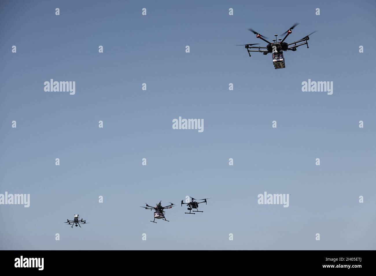 Tel Aviv, Israel. 11th de octubre de 2021. La Autoridad de Innovación de Israel (IIA), las autopistas de Ayalon, el Ministerio de Transporte y la Autoridad de Aviación Civil llevan a cabo conjuntamente una demostración del proyecto INDI, la Iniciativa Nacional de Drones de Israel, En la etapa tres de ocho de un plan de dos años para crear una red nacional de malla de aviones teledirigidos que transportan cargas útiles en un espacio aéreo gestionado que implementa un sistema de control autónomo operado en los Centros de Sistemas Aéreos no tripulados de Ayalon Roads. La tercera etapa comprende 3.000 incursiones sobre la zona metropolitana de Tel Aviv y un transporte aéreo en el Brasil, controlado por el manag Foto de stock