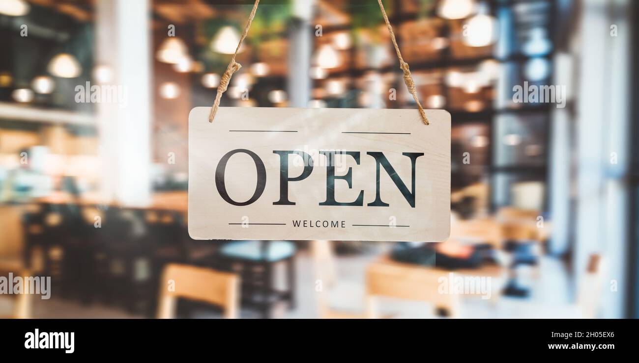 Letrero abierto en frente de la cafetería y restaurante, nueva autorización para recibir clientes Foto de stock