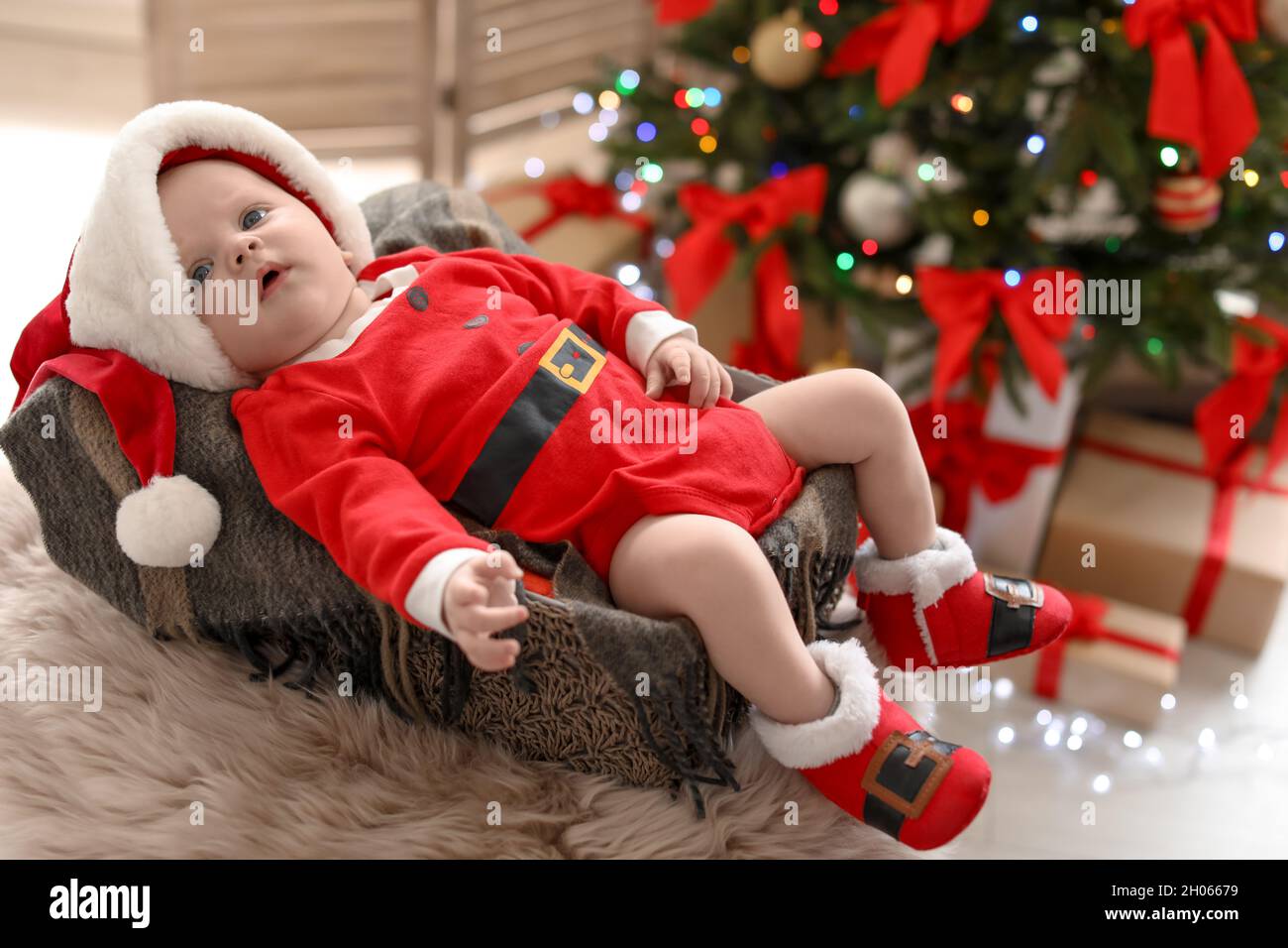 Lindo bebé con traje de Navidad en casa Fotografía de stock - Alamy