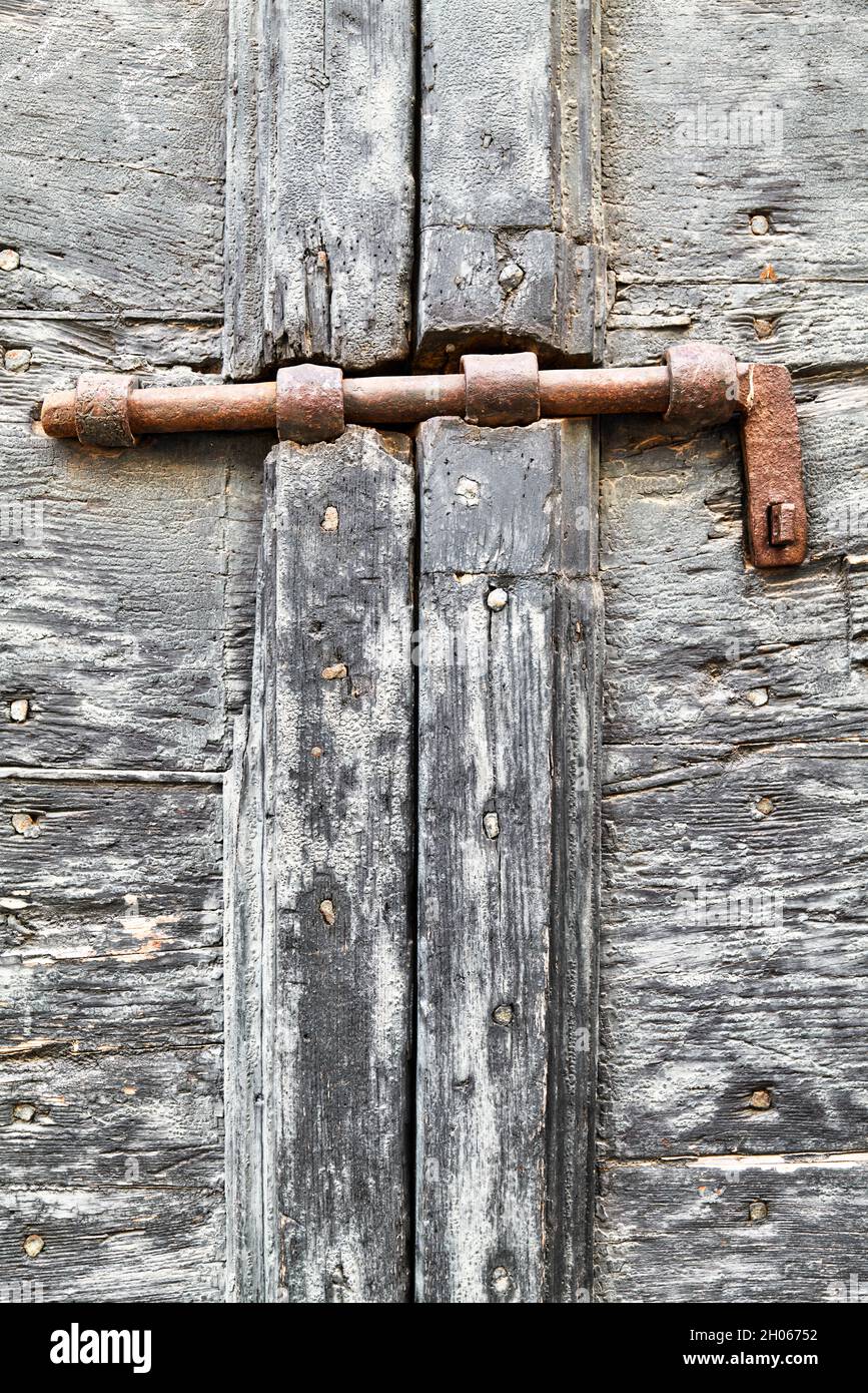 Pienza Val d'Orcia Toscana Italia. Puerta de madera antigua con cerradura antigua oxidada Foto de stock