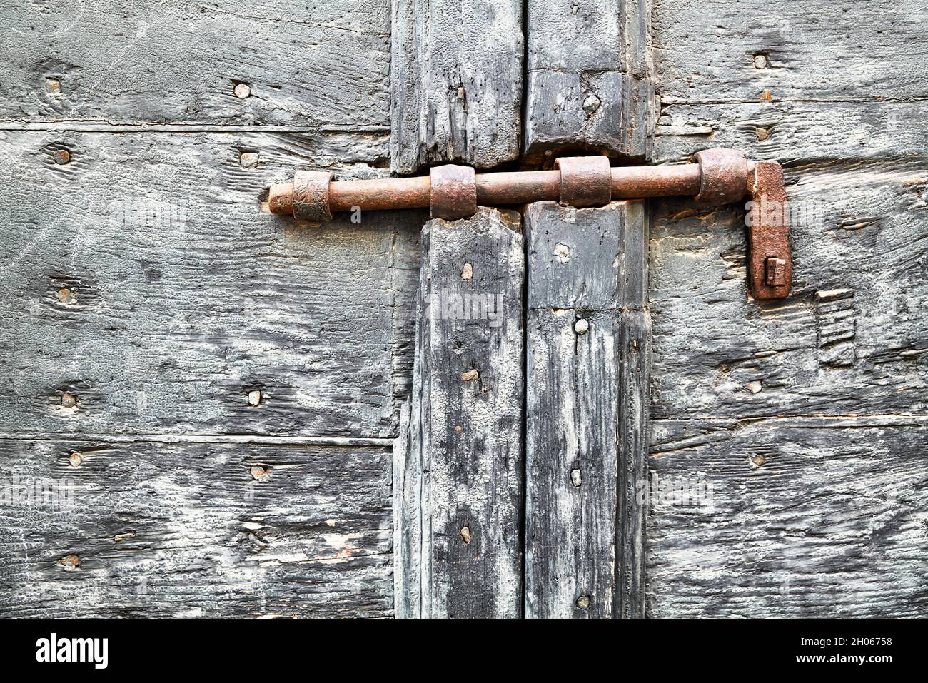Pienza Val d'Orcia Toscana Italia. Puerta de madera antigua con cerradura antigua oxidada Foto de stock