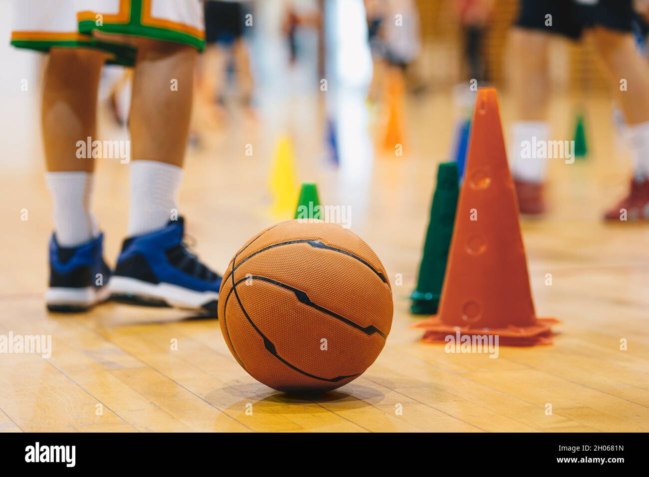 Entrenamiento de basquet con conos fotografías e imágenes de alta  resolución - Alamy