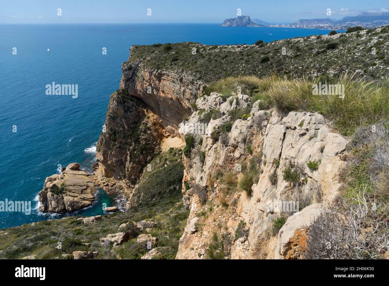 Mar Mediterráneo azul y acantilados de piedra caliza cerca de Moraira Hermosa naturaleza y destino turístico Costa Blanca España Foto de stock