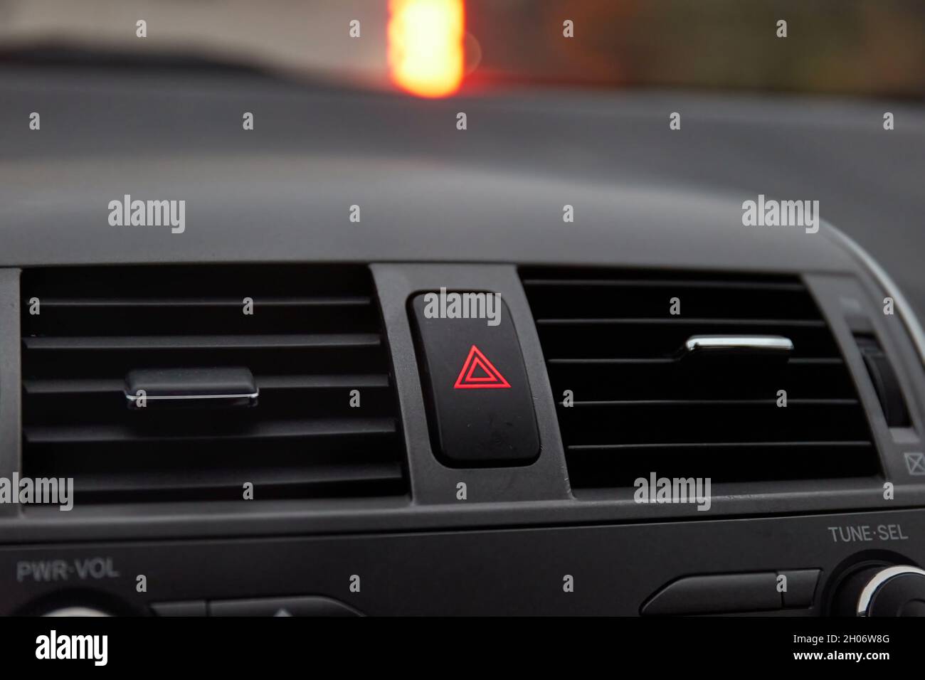Botón de las luces de emergencia del tablero de instrumentos para detener  el tráfico Fotografía de stock - Alamy