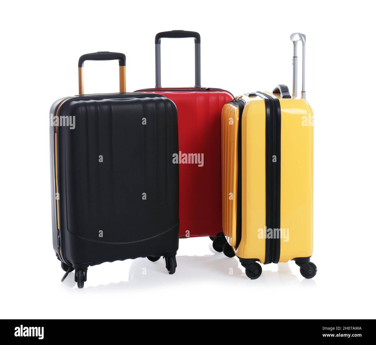 Modernas maletas para viajar sobre fondo blanco de