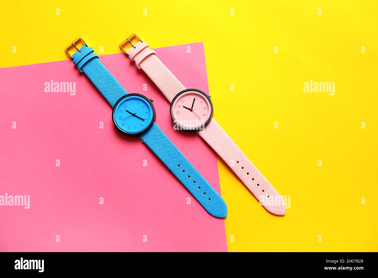 Composición con elegantes relojes de pulsera fondo de color, diseño plano. Accesorio moda Fotografía stock - Alamy