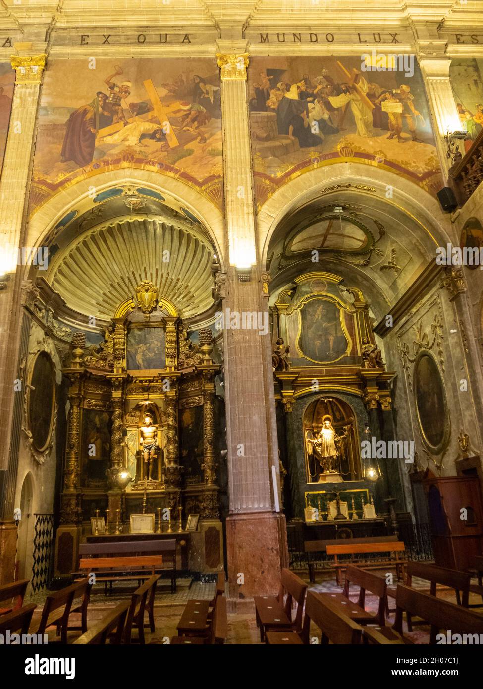 Capillas laterales de la Iglesia de Nuestra Señora de los Ángeles, Pollença Foto de stock