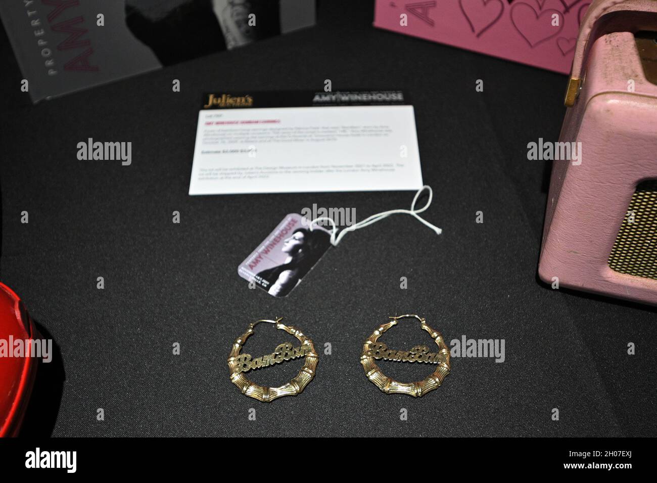 Nueva York, Estados Unidos. 11th Oct, 2021. La cantante Amy Winehouse  artículos personales, un bolso en forma de corazón, pendientes, una radio y  gafas en forma de corazón, en exhibición durante una