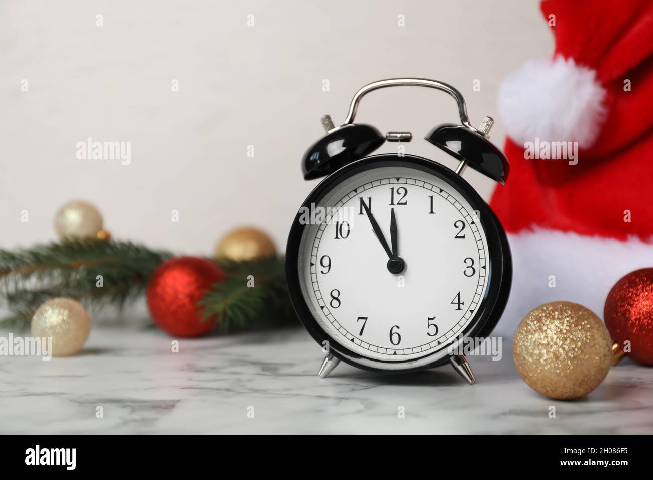 Reloj despertador y decoración festiva sobre la mesa. Cuenta atrás de  Navidad Fotografía de stock - Alamy