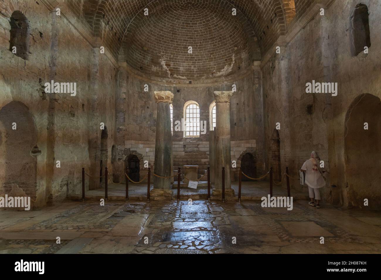 Demre, Antalya Turquía - 03 2021 de octubre: Vista de los frescos dentro de la Iglesia de San Nicolás (Santa Claus) a la luz natural. Foto de stock