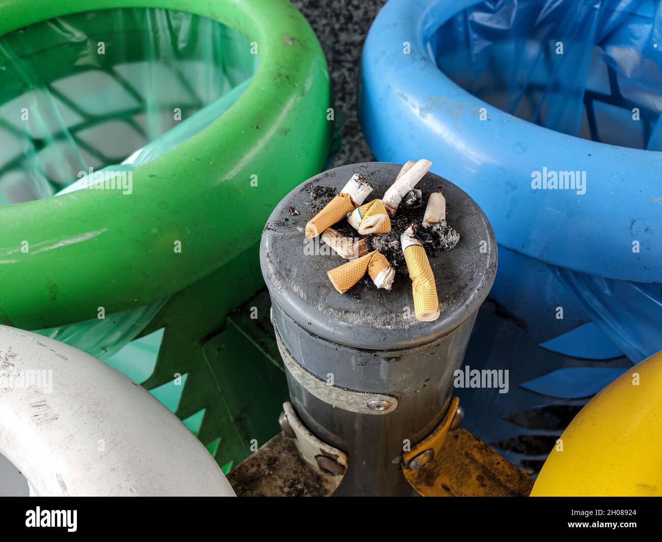 El cigarrillo usado abate la basura, el concepto de la adicción al humo del tabaco, la contaminación insalubre del desecho Foto de stock