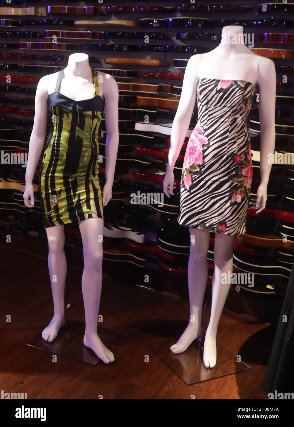 Nueva York, Nueva York, Estados Unidos. 11th Oct, 2021. (L-R) Una figura  que abraza mini vestido personalizado hecho para Amy Winehouse para su gira  2011 Festival de Verano y utilizado para lo