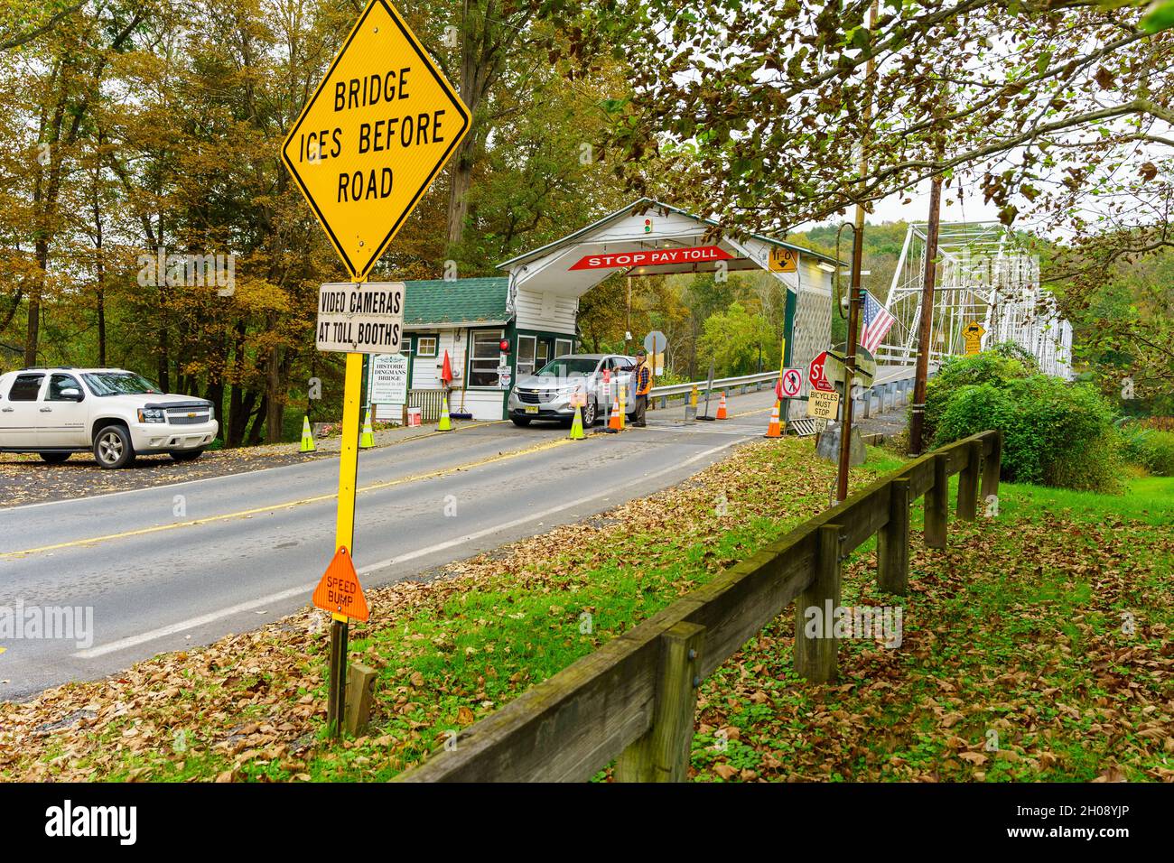 Dingmans Ferry, PA, EE.UU. - 10 de octubre de 2021: Un coche para pagar un peaje en el puente de Dingman en Pennsylvania. El puente es de propiedad privada Foto de stock