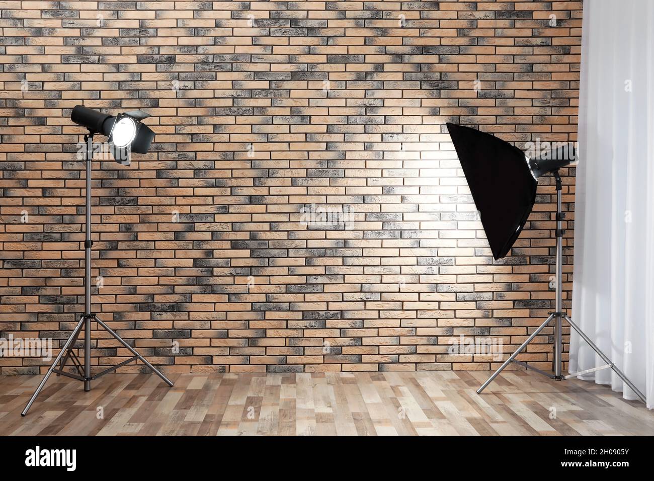 Equipo de iluminación profesional cerca de la pared en el estudio  fotográfico. Espacio para texto Fotografía de stock - Alamy