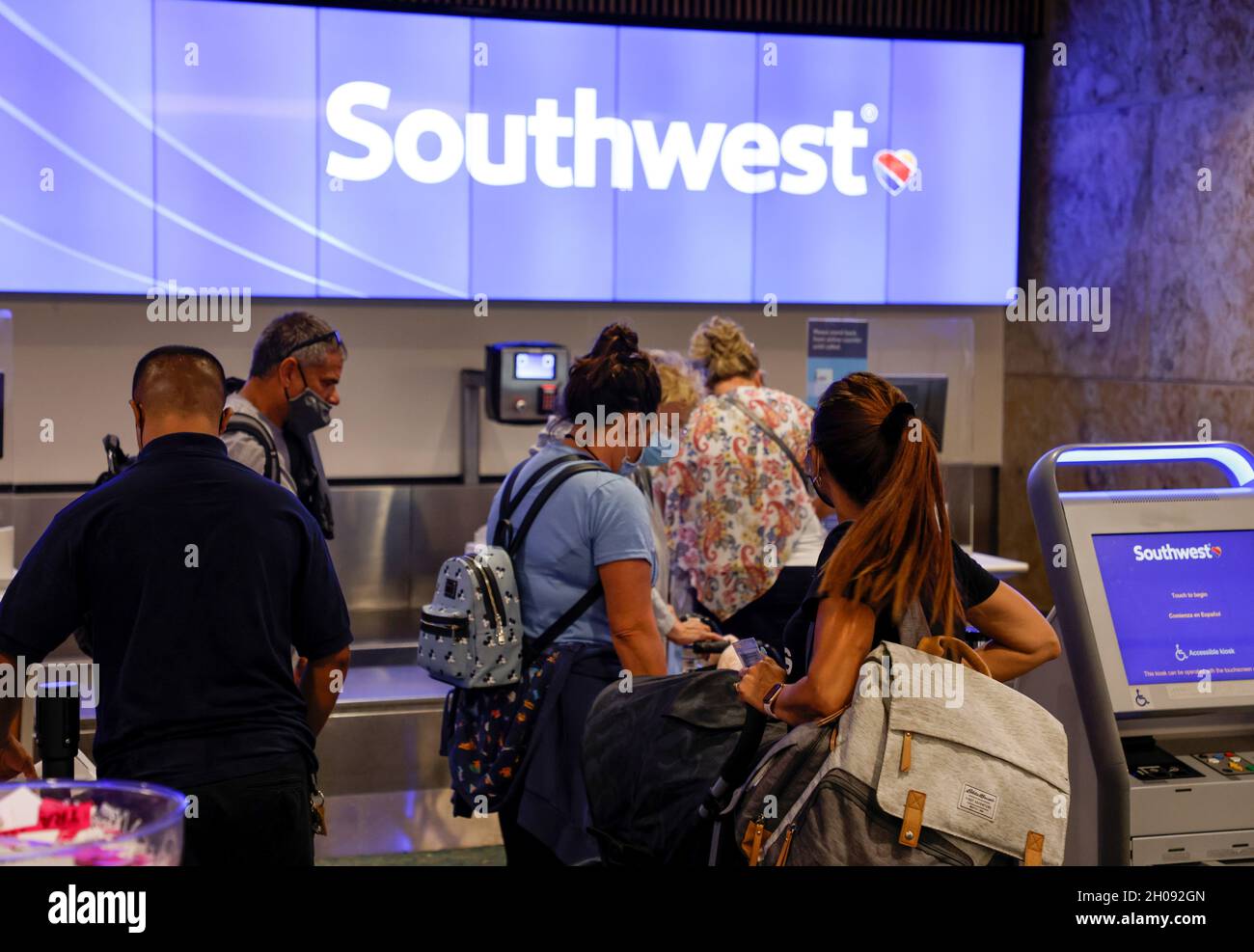 Los pasajeros deben facturar para un vuelo de Southwest Airlines en el  Aeropuerto Internacional de Orlando en Orlando, Florida, EE.UU., 11 de  octubre de 2021 . REUTERS/Joe Skipper Fotografía de stock - Alamy