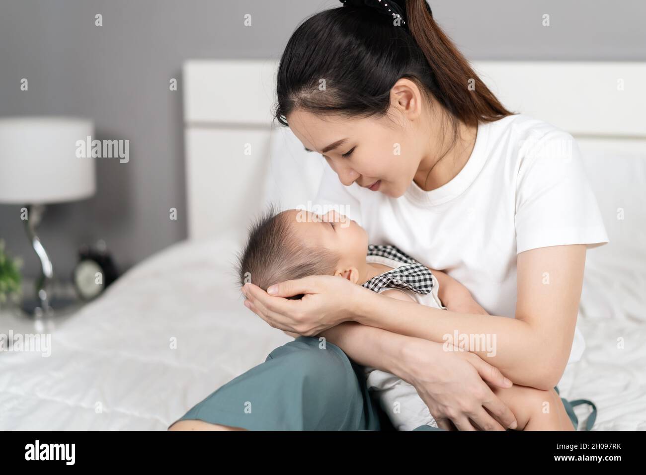 bebé recién nacido niña durmiendo en la cama en casa Fotografía de stock -  Alamy