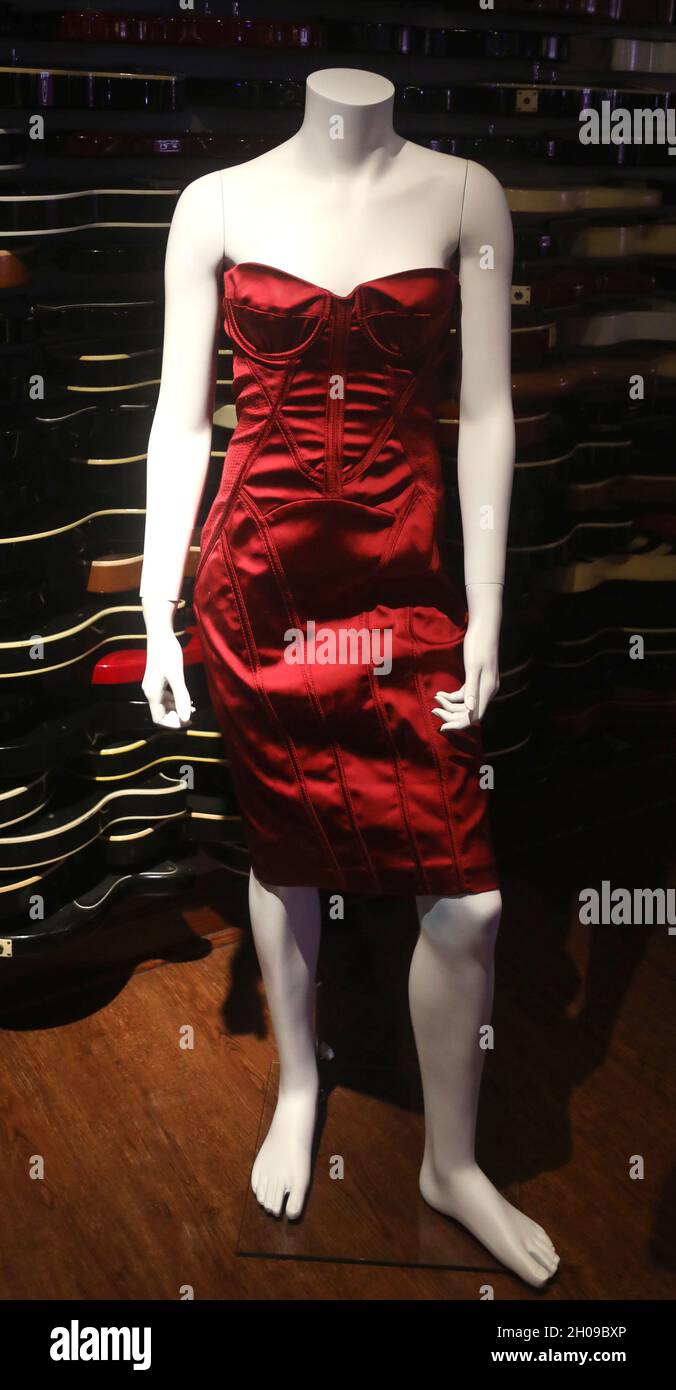 Nueva York, Nueva York, Estados Unidos. 11th Oct, 2021. Un vestido de satén  rojo escarlata sin tirantes Karen Millen llevado por Amy Winehouse al  anuncio de la lista de los Premios Brit