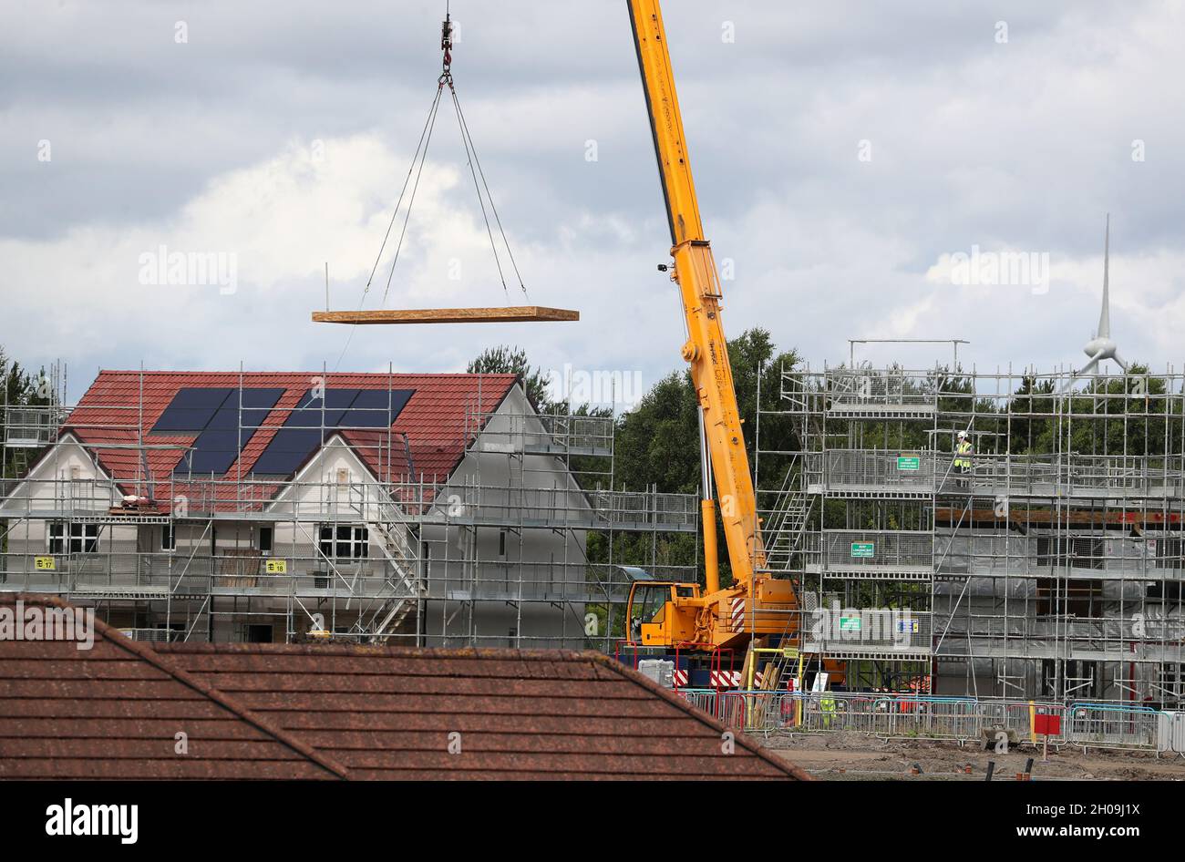 Foto del archivo fechada el 08/07/20 de una nueva construcción de casa. Se construirán miles de nuevas viviendas en terrenos anteriormente abandonados como parte del plan de 'nivelar' Gran Bretaña, anunció el Gobierno. Fecha de emisión: Martes 12 de octubre de 2021. Foto de stock
