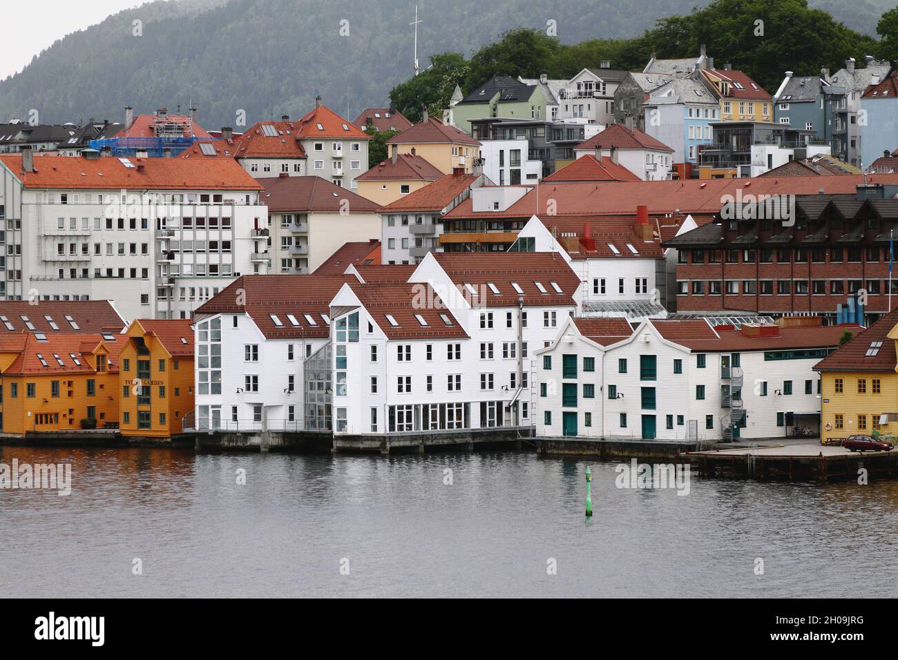 Bergen, Noruega - 13 de junio de 2012: Bahía y ciudad en la costa Foto de stock