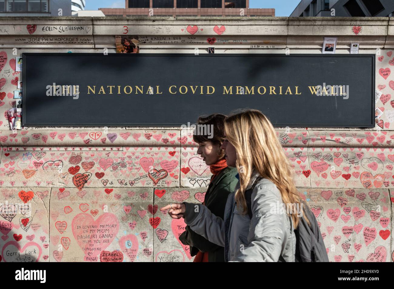 Westminster, Londres, Reino Unido. 11th Oct, 2021. El National Covid Memorial Wall. Una nueva investigación parlamentaria y un informe conjunto de la Cámara de los Comunes de Salud y Asistencia Social, y los Comités de Ciencia y Tecnología, concluyen graves deficiencias de salud pública en las primeras etapas de la pandemia del coronavirus en el Reino Unido. En la foto está el Coronavirus Memorial Wall en Westminster hoy. Crédito: Imageplotter/Alamy Live News Foto de stock