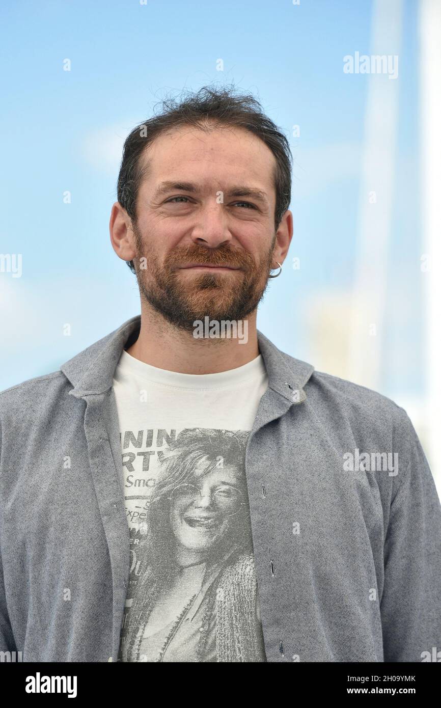 Edición de 74th del Festival de Cannes: La actriz Arieh Worthalter posando durante una fotollamada para la película “Hold Me Tight” (en francés: “serre moi fort”), Foto de stock